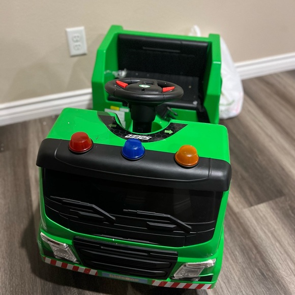 Green Garbage Truck - Picture 4 of 10